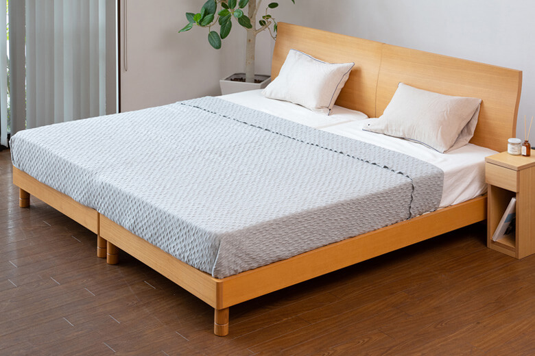 シンプルなデザインでタモ材の木目がお部屋を明るくする木製ベッド ワイドキングサイズ  カルディナ(ナチュラル)