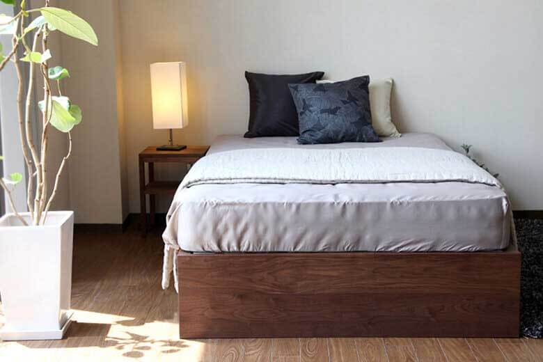 ウォールナット無垢材の美しい木目が魅力のヘッドレス国産木製ベッド キングサイズ フラット(ウォールナット)