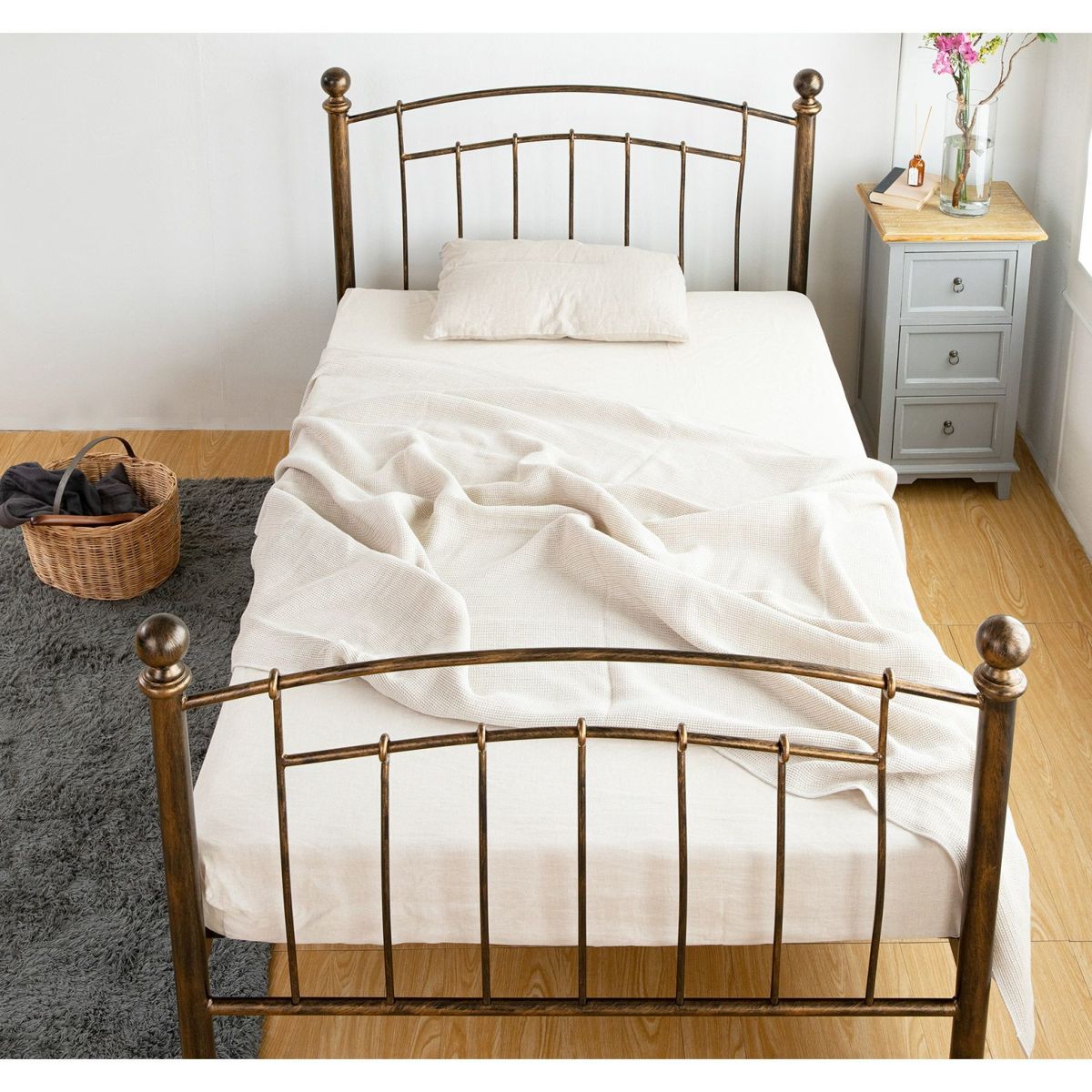 緩やかな曲線美の優雅なデザインとブロンズ調のフレームが特長の金属製パイプベッド セミダブルサイズ メイビス